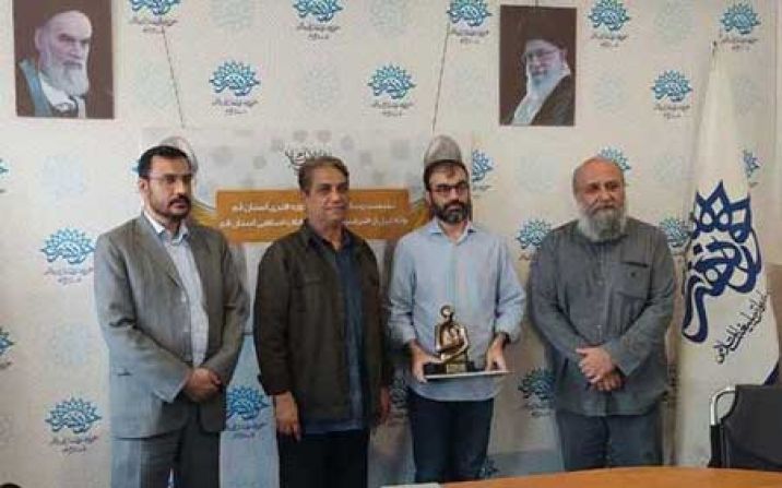 هنرمند سال هنر انقلاب اسلامی در قم تجلیل شد